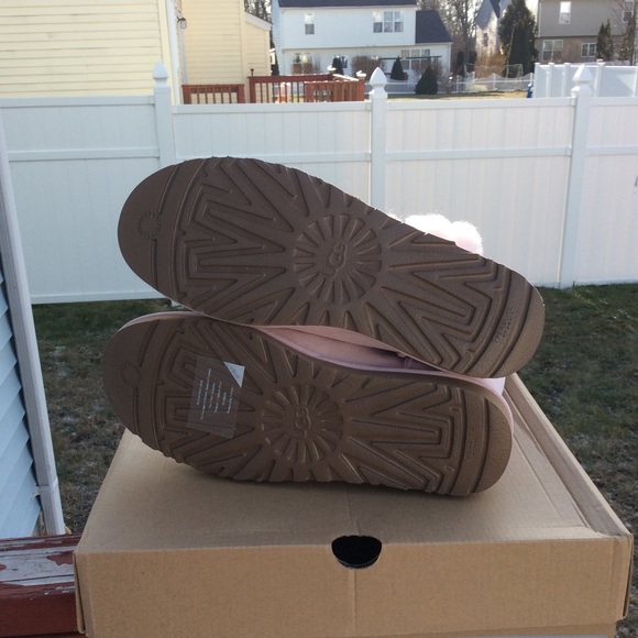 Ugg Bailey Button Puff - Picture 3 of 7